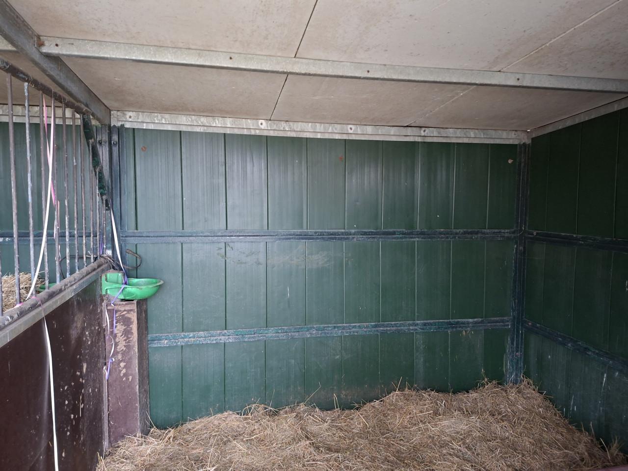Schuilstal / stallen te koop moet zsm weg.