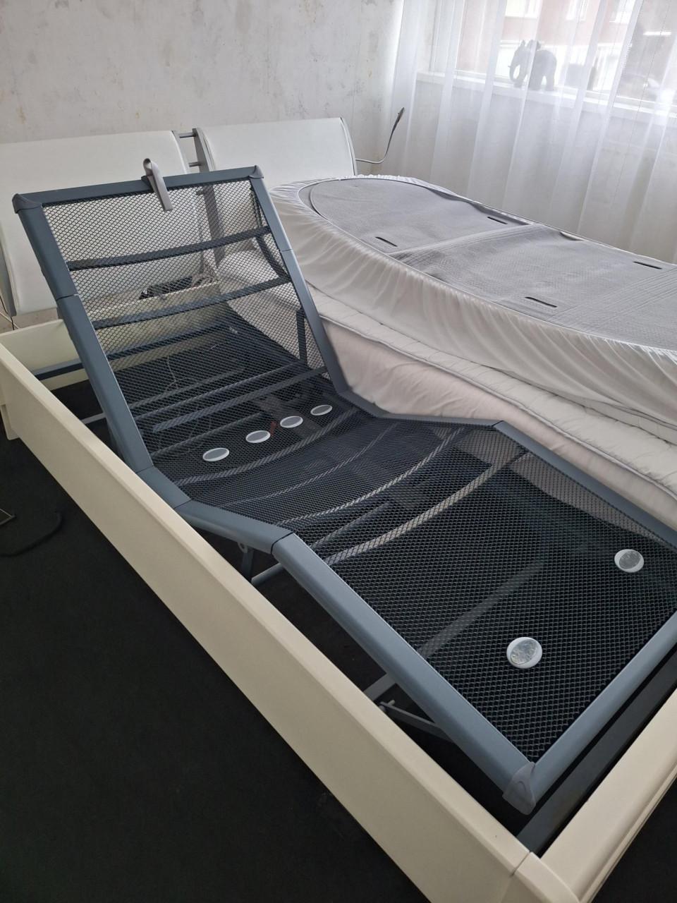 Ombouw met 2 elektrisch auping bodems 80 x 200