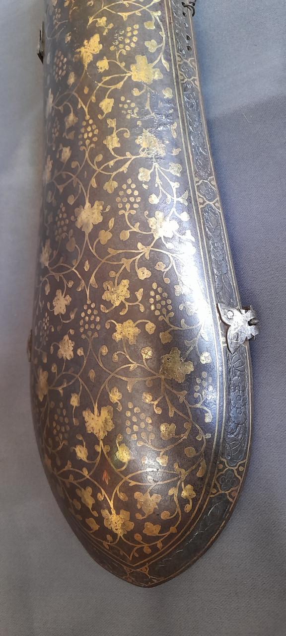 Bazuband. Perzische armbesherming. 19e eeuw.