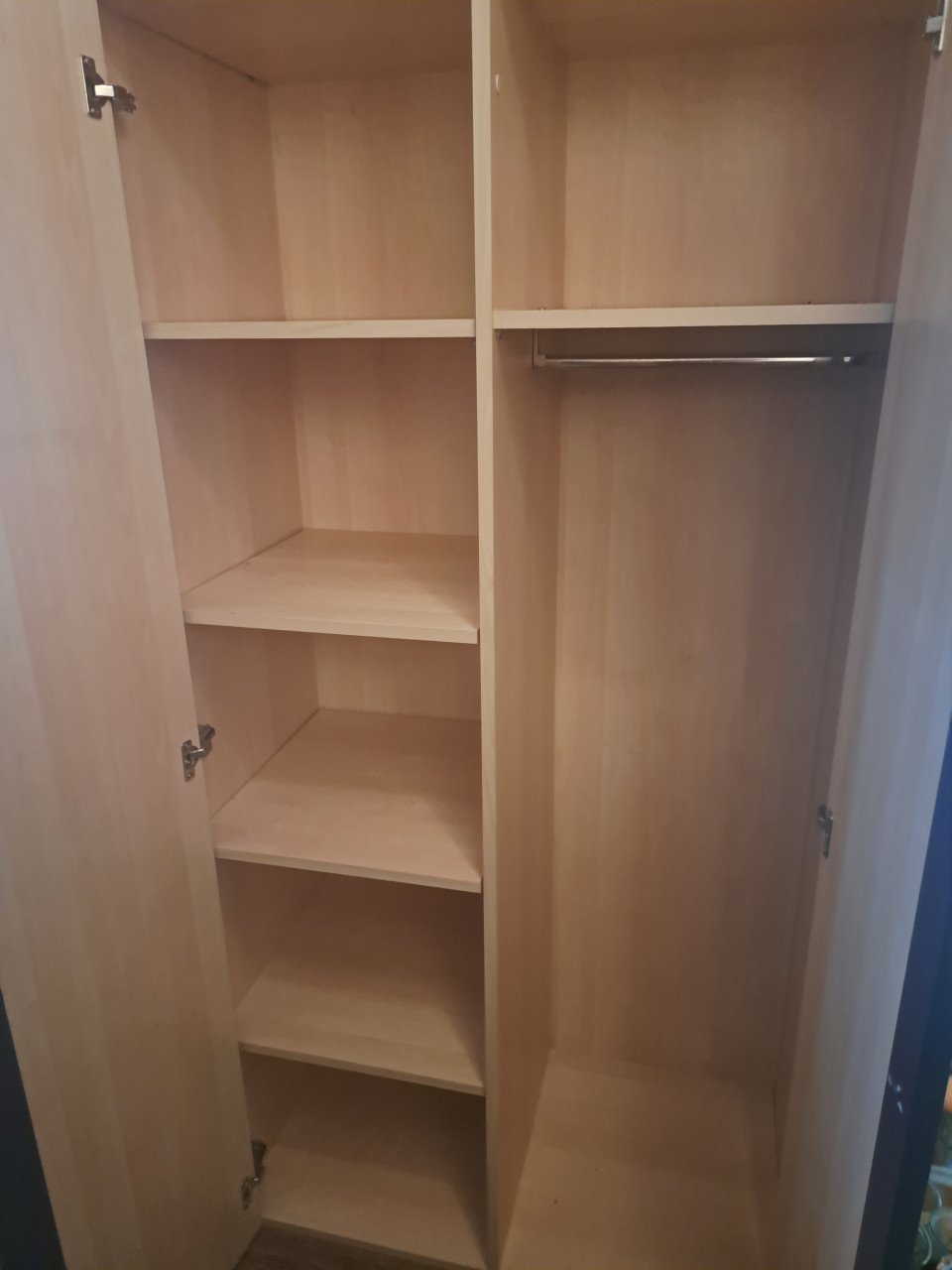 Kledingkast licht hout met blauwe details, met bijpassende boekenplank