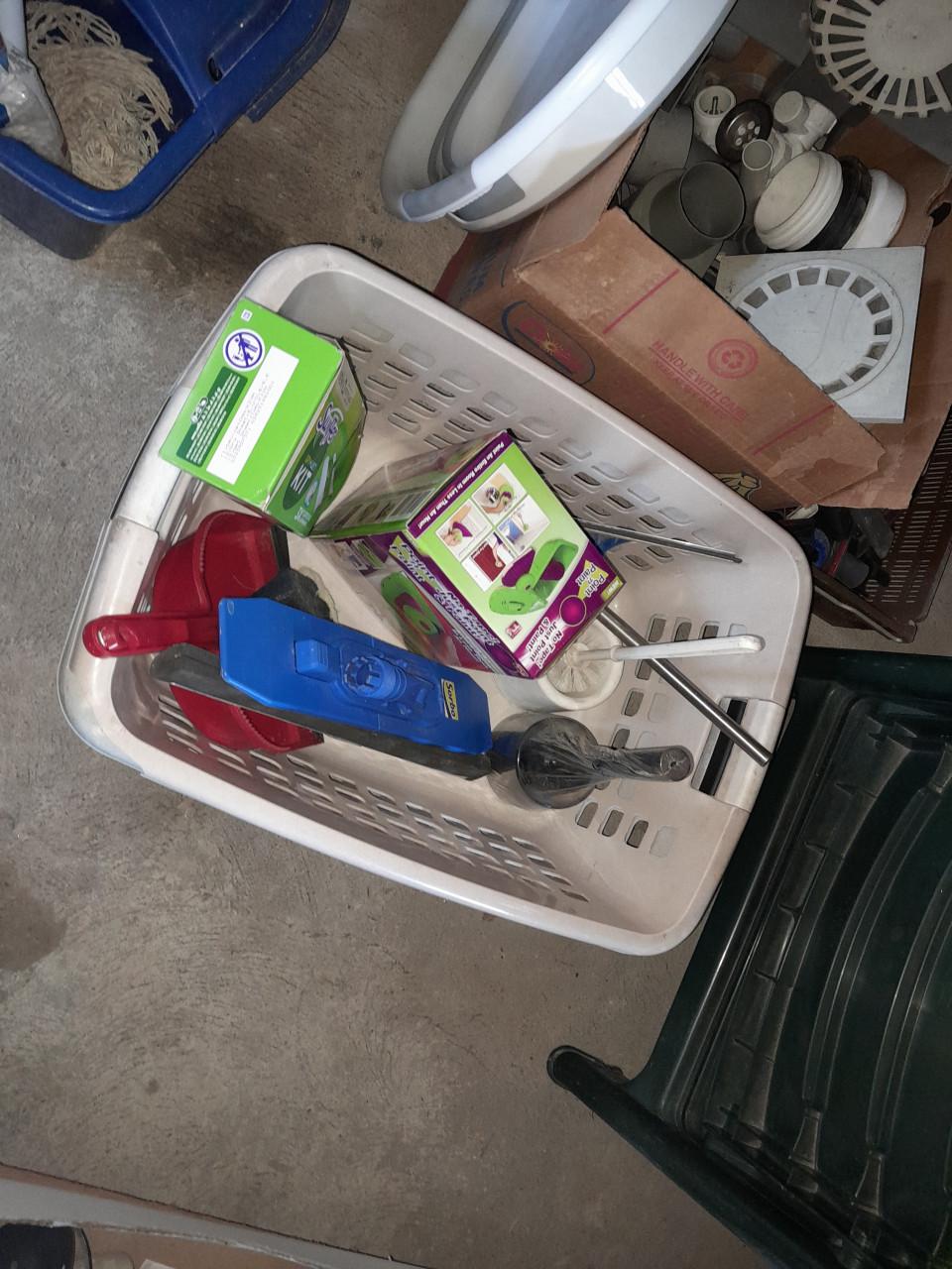 Bak met keuken  bestek + div keukengerei+bestekbakken v.a. €2,00