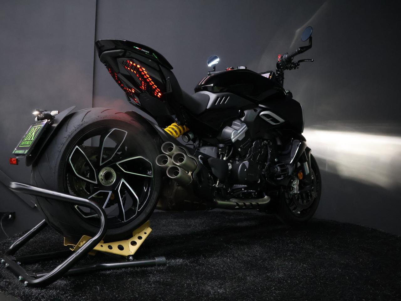DIAVEL V4 | Carbon + Accessoires (T.w.v. €2680.-)