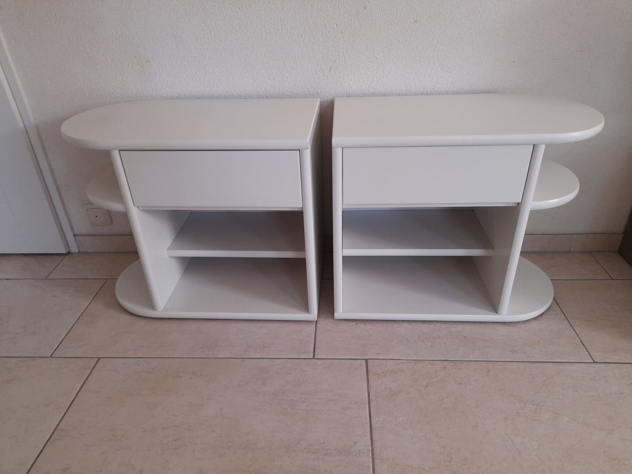 2 Nachtkastjes  63  x 35 x 53H ( in goede nette staat )