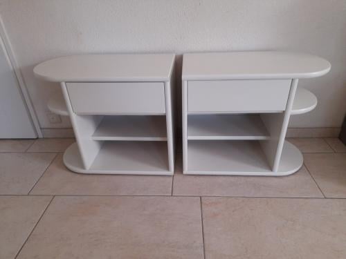 2 Nachtkastjes  63  x 35 x 53H ( in goede nette staat )