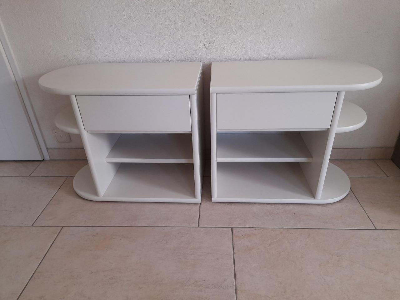 2 Nachtkastjes  63  x 35 x 53H ( in goede nette staat )