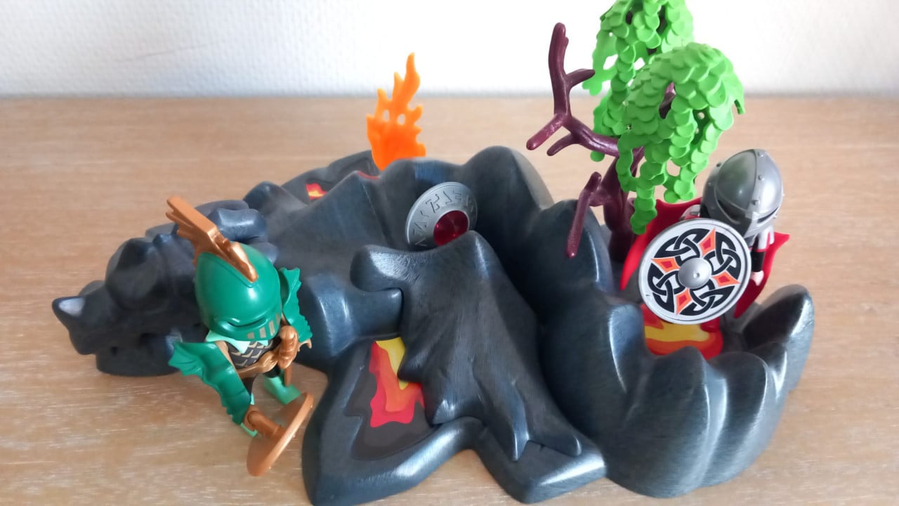Playmobil drakeneiland met 2 bewapende ridders bij vlam en schat set4147