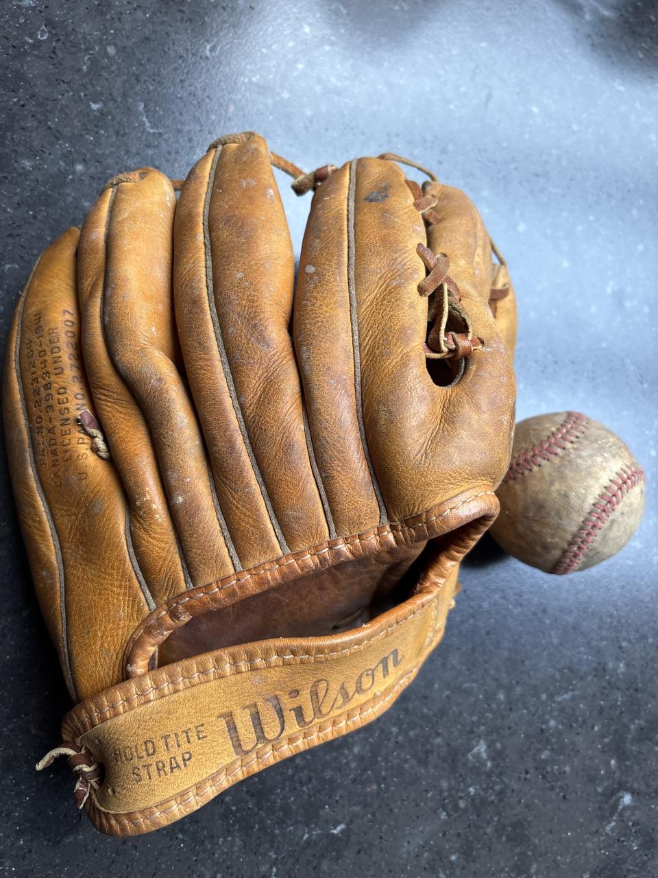 Wilson 'Ball Hawk Six' Vintage Softball Handschoen