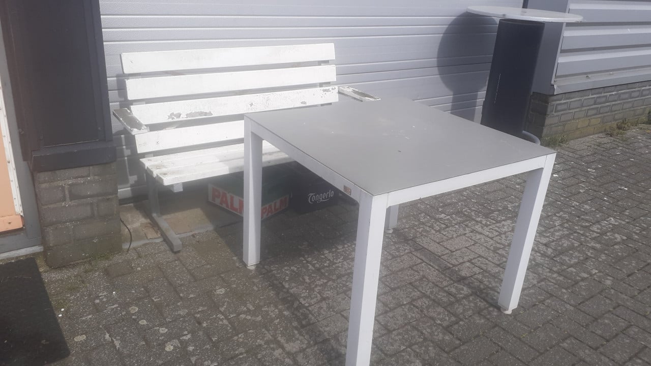Tafels 90 x 90 cm witte & zwarte dik ALLUMINIUM.! Black & White Design.!