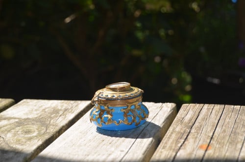 Klein glazen inktpotje met miniatuurtje?