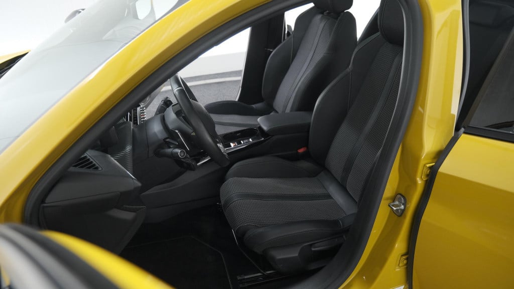 Peugeot 208 puretech 100 eat8 gt-line | trekhaak | adaptieve cruise control