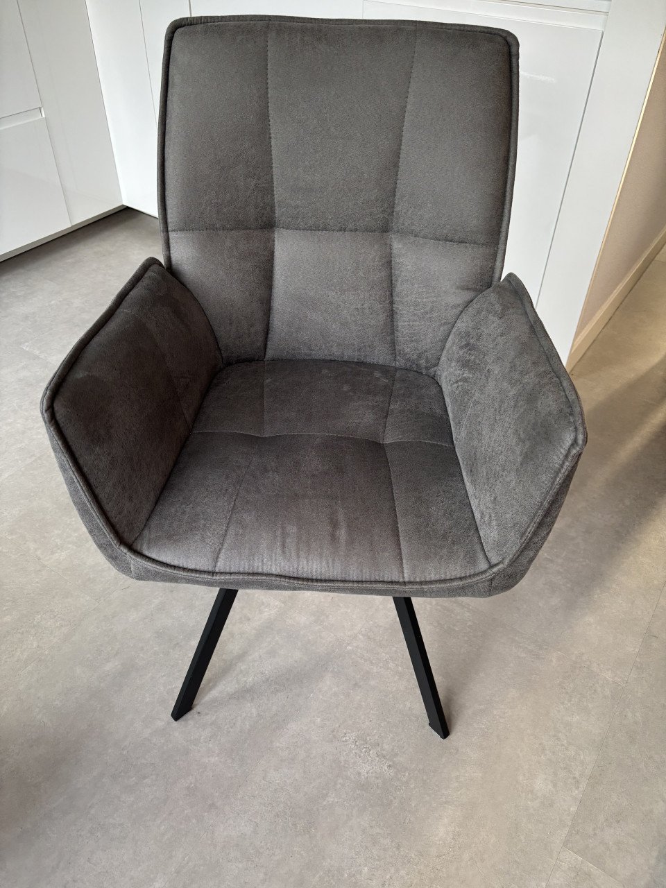 Eettafel met stoelen en salontafel