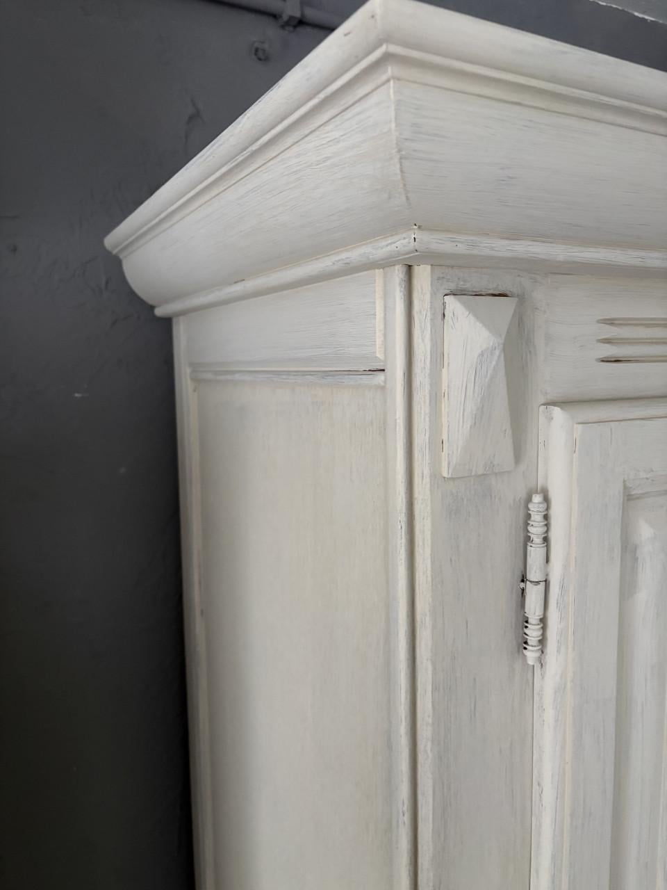 Grote kast met 2 deuren en 4 laadjes