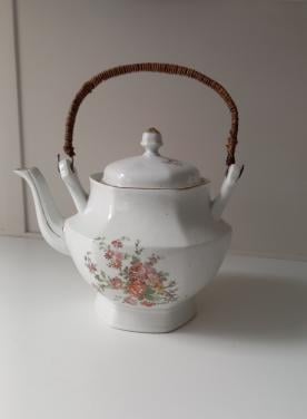 Oude koffie- theepot met rieten hengsel