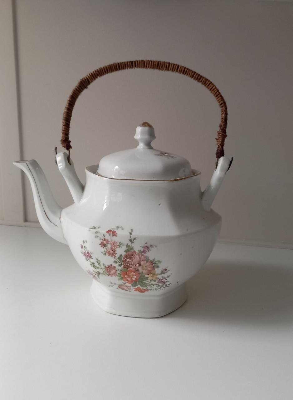 Oude koffie- theepot met rieten hengsel