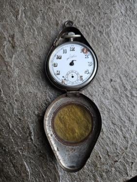 Antieke oude junghans zakhorloge met een gemerkte koker...