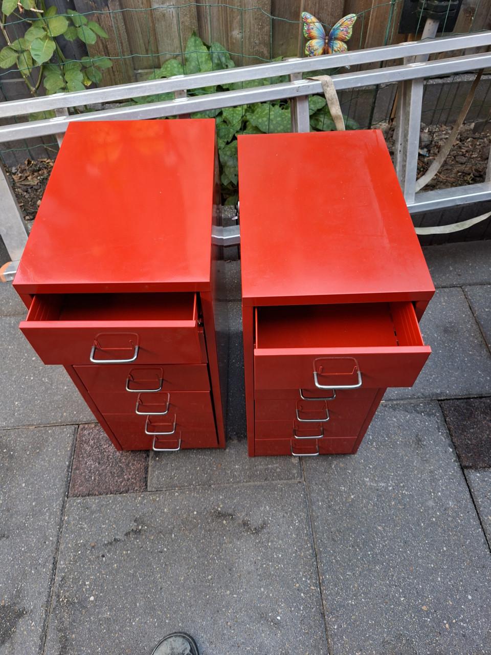 2 rode metalen ladenkastje om hobby spulletje op te bergen