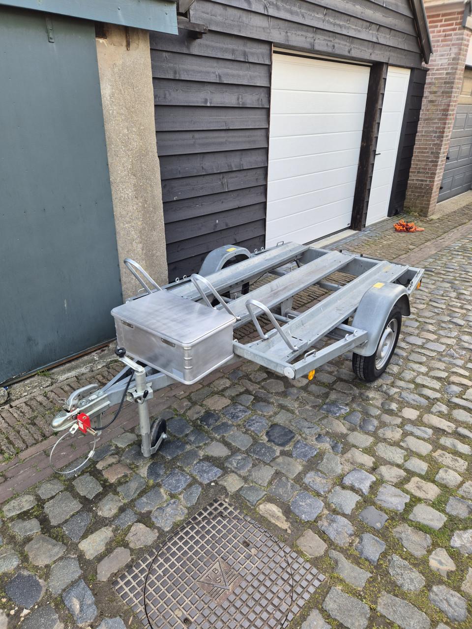 Motor aanhanger - motortrailer voor 3 motoren -  te huur