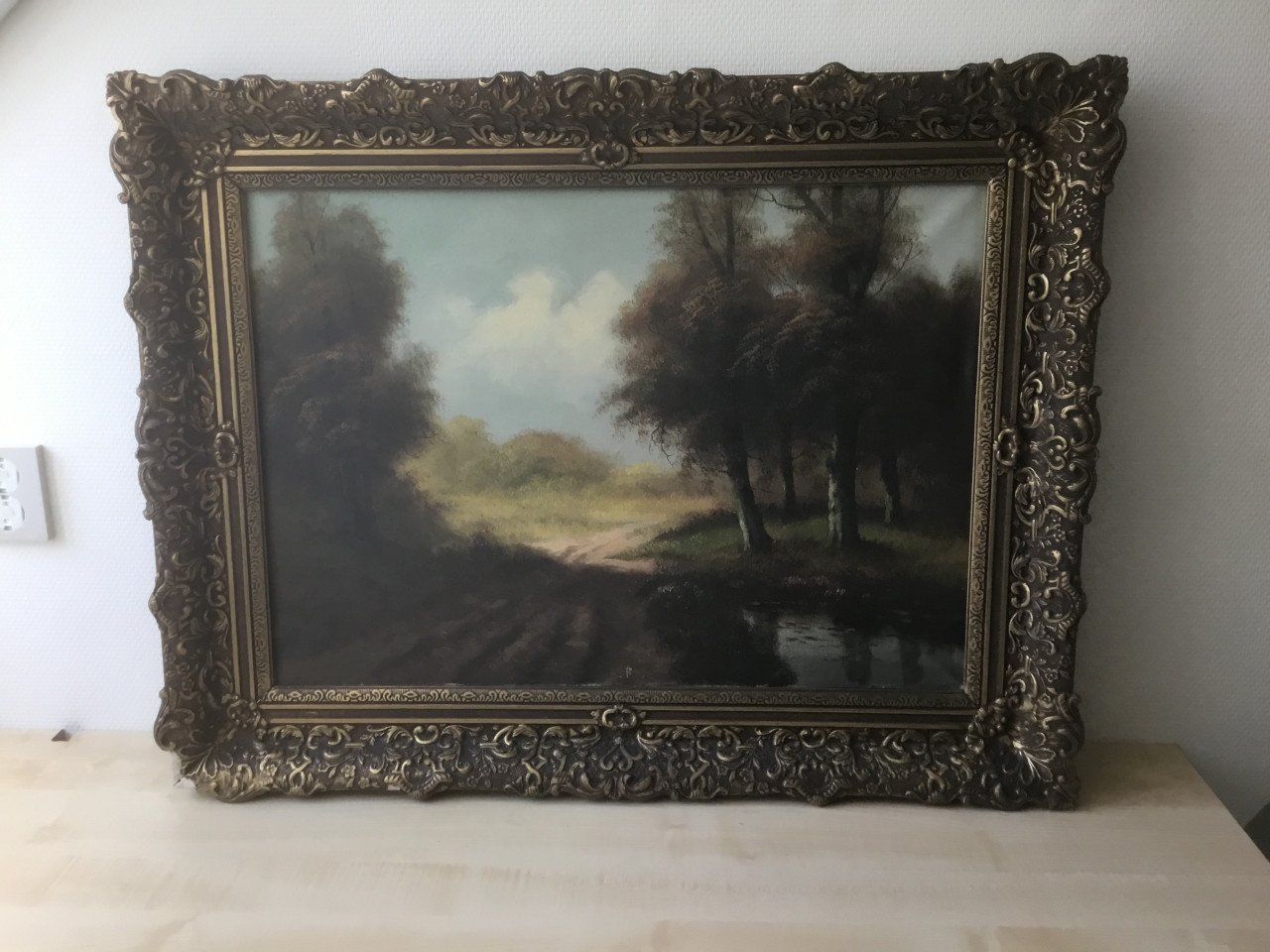 Schilderij met olieverfschilderij en goudkleurige sierlijst
