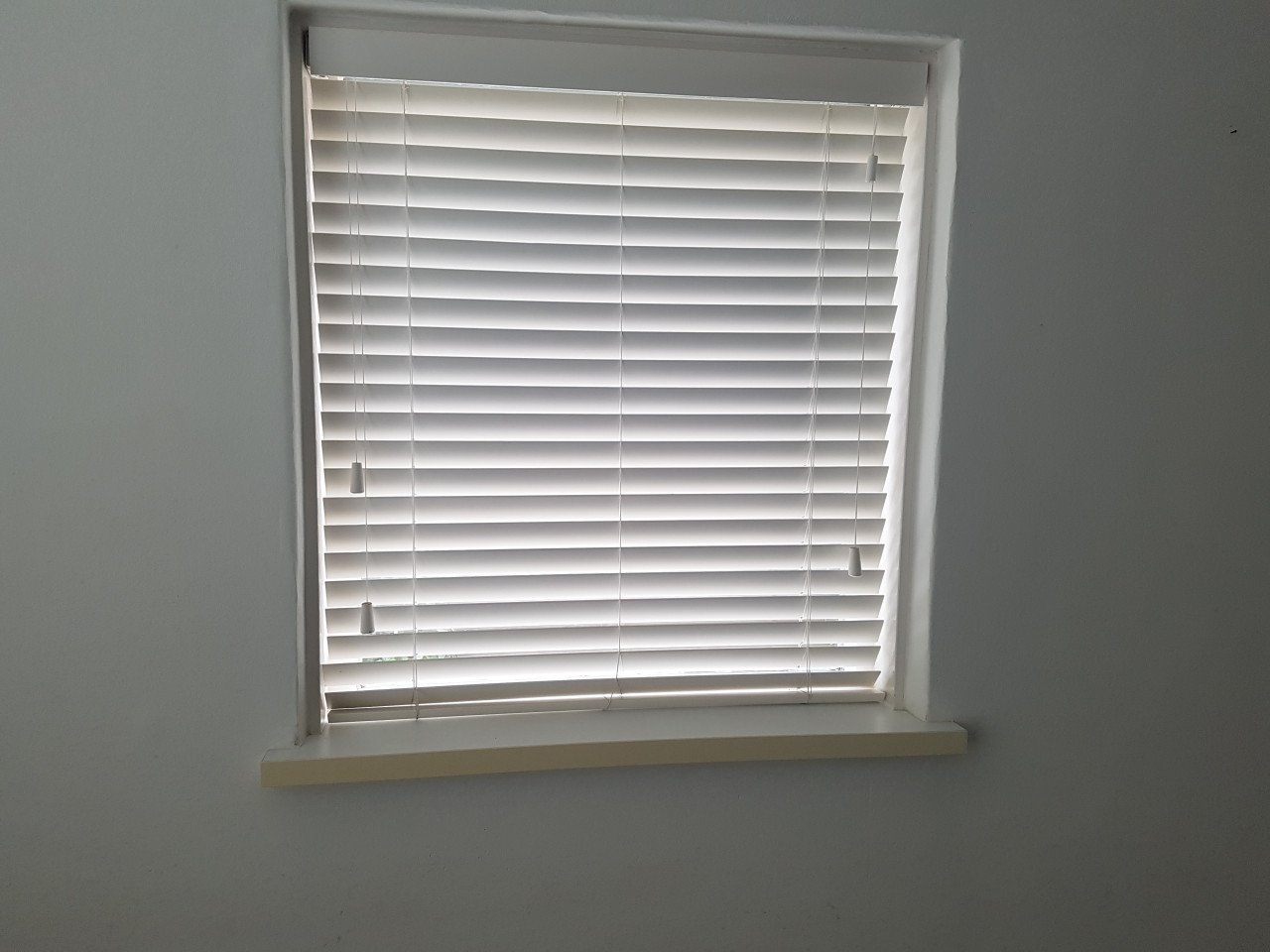Mooie witte houten jaloezieen