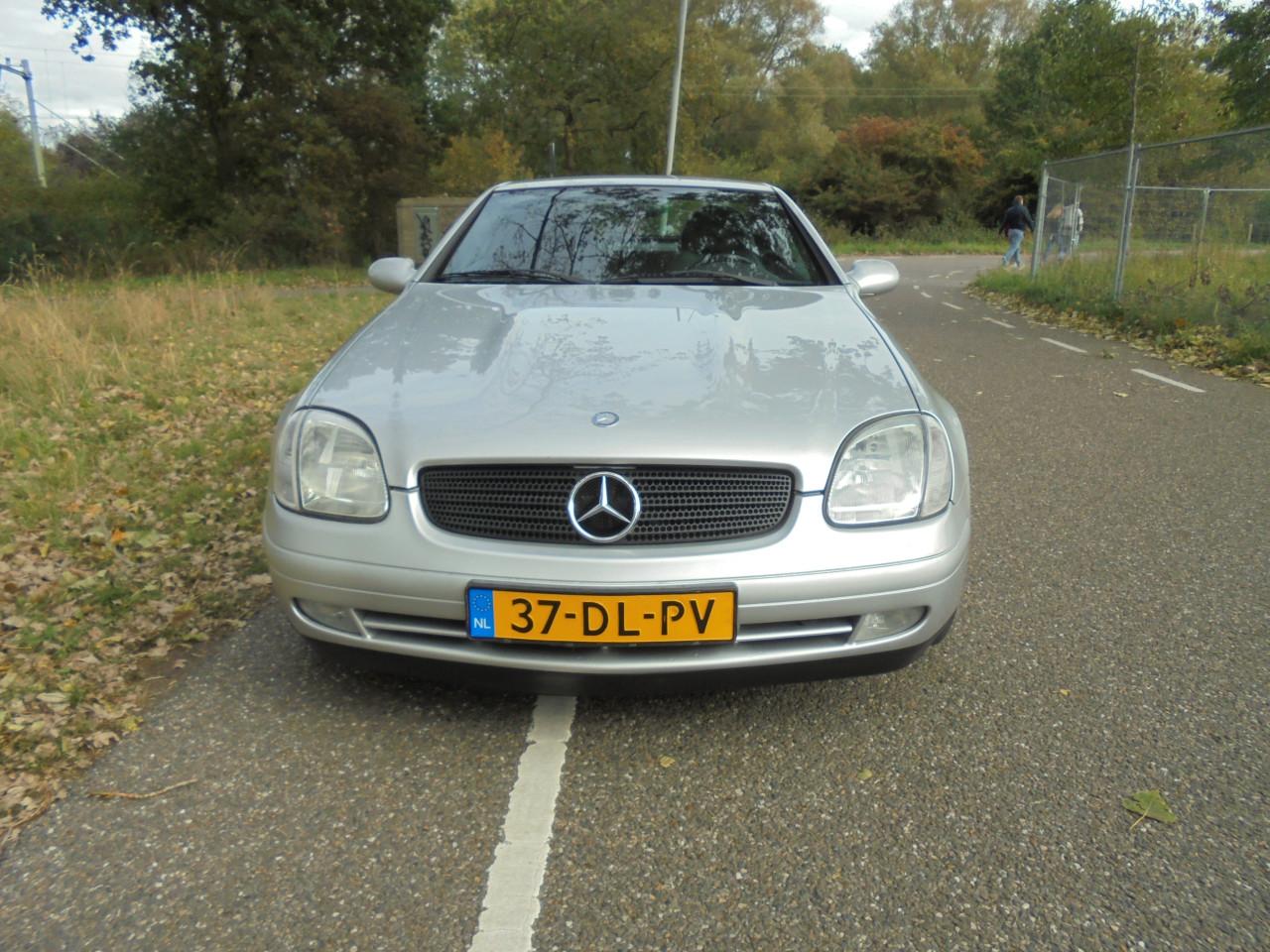 SLK 230 Compressor in nette conditie 139.908 Km Aflevering met vol jaar Apk