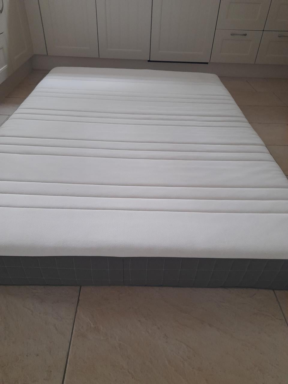 Schoon net matras 140 x 200 x 18 dik (in goede staat )