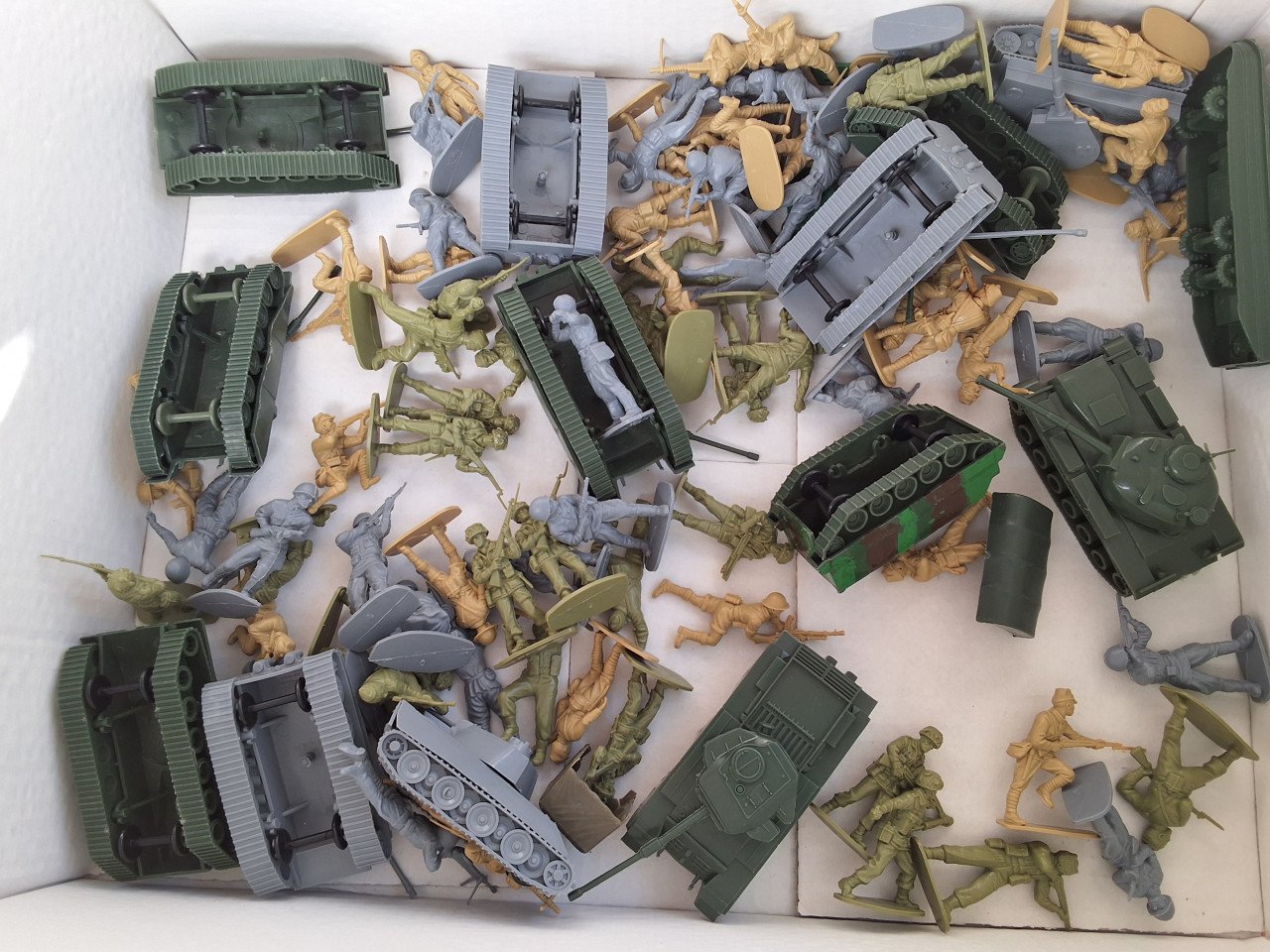 Te koop doos soldaatjes  en tanks
