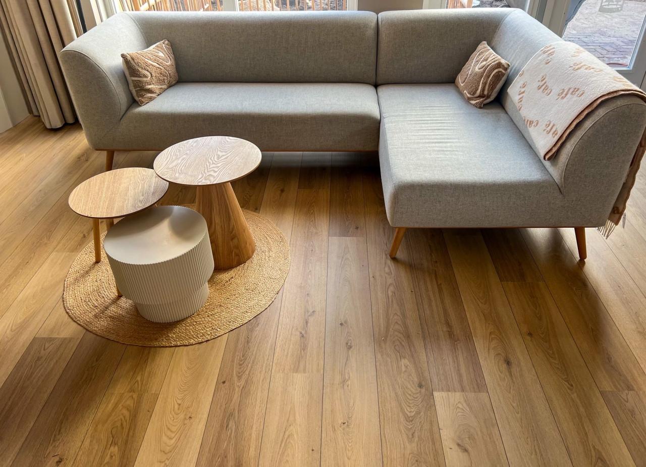 Hoekbank van Westwing, stof grijs met houten poten