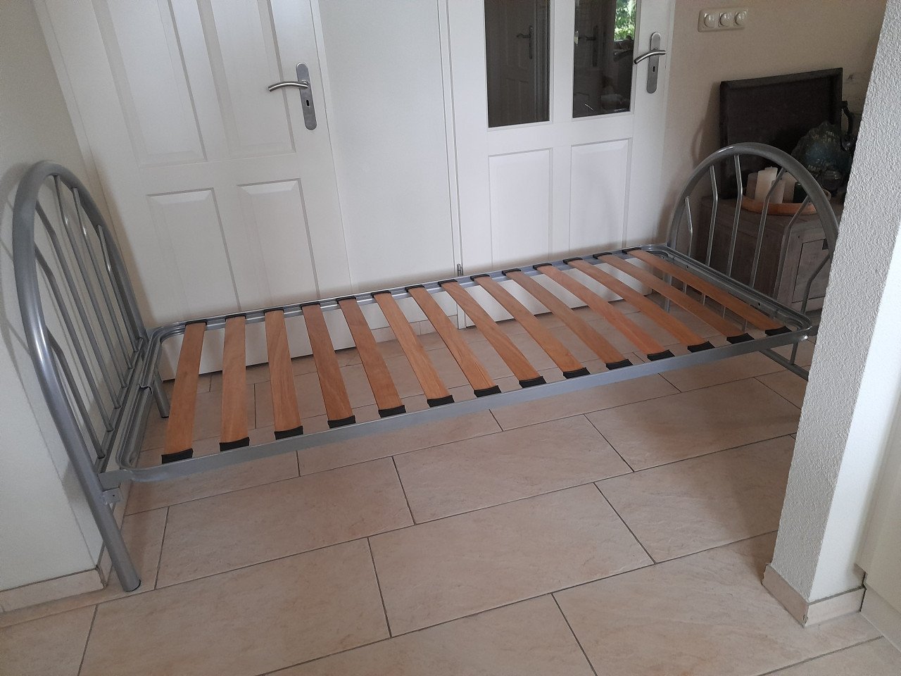 Metalen 1 persoons bed (in goede staat ) 90 x 200