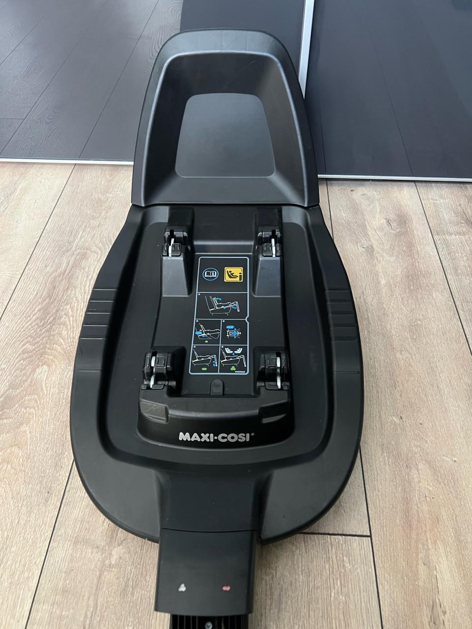 Maxi-Cosi Familyfix2 + Maxi-Cosi Rock Set
