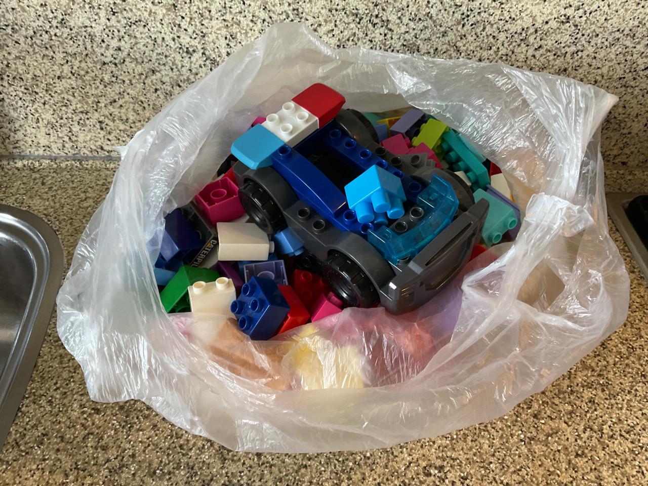 2 Goedgevulde tassen met Mega bloks en Unica.