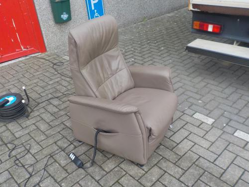 Elektrische leren sta-op relax fauteuil met 2 motoren in goede staat