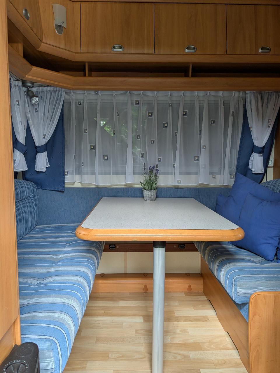 Te koop: nette en complete caravan