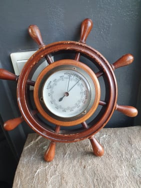 Heel mooi antiek SCHIPPERS BAROMETER + STUURWIEL, merk eikro...