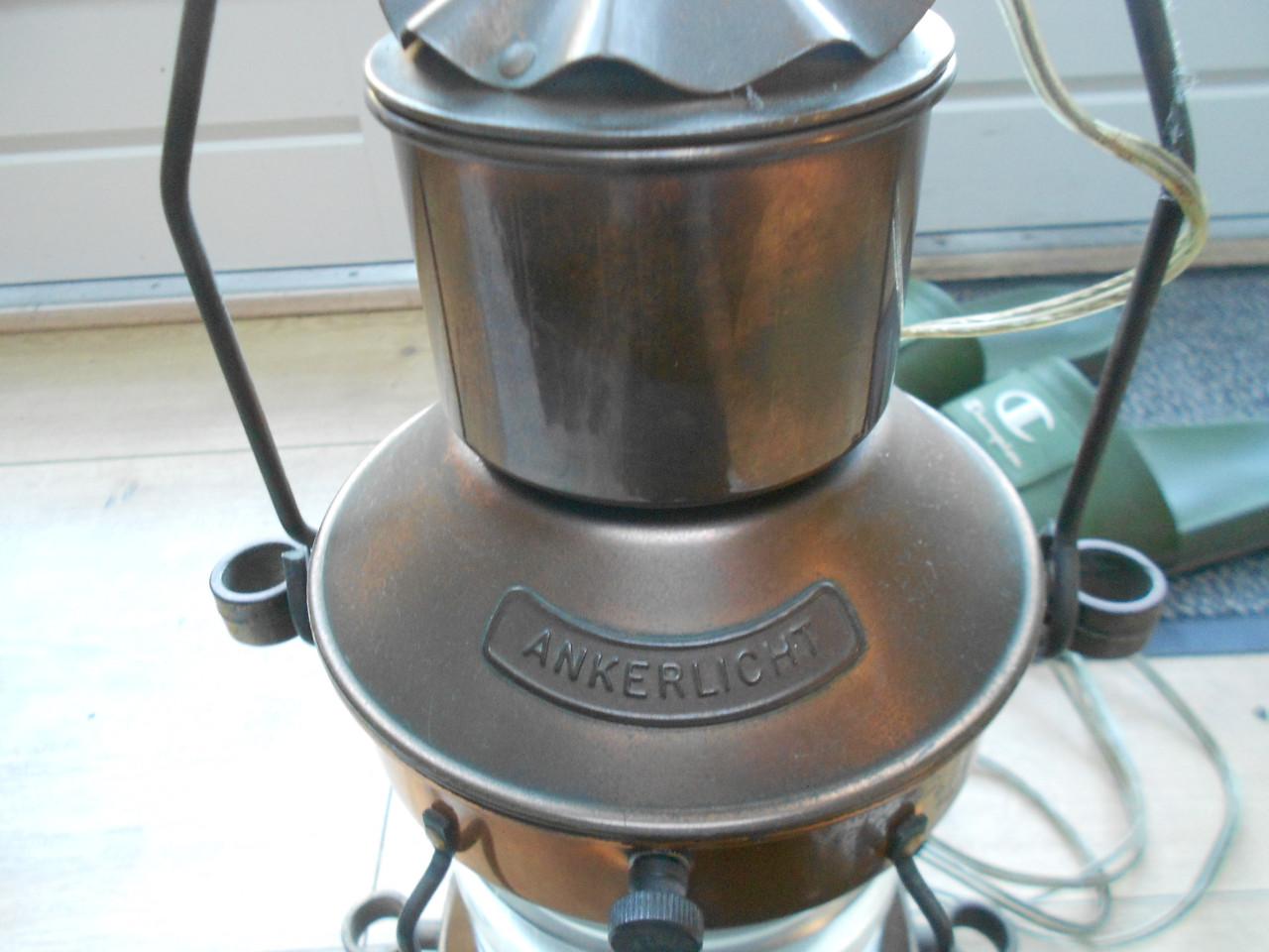Antieke scheepslamp ankerlicht op stroom.