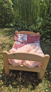 Vintage houten poppenbed  Massief stevig hout,