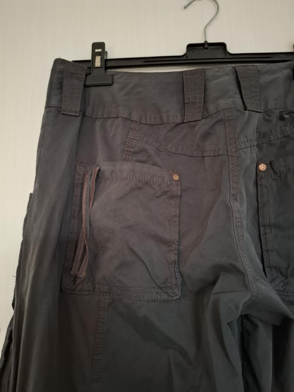 Didi broek met extra zakken en strikdetails. Grijszwart. Maat 42.