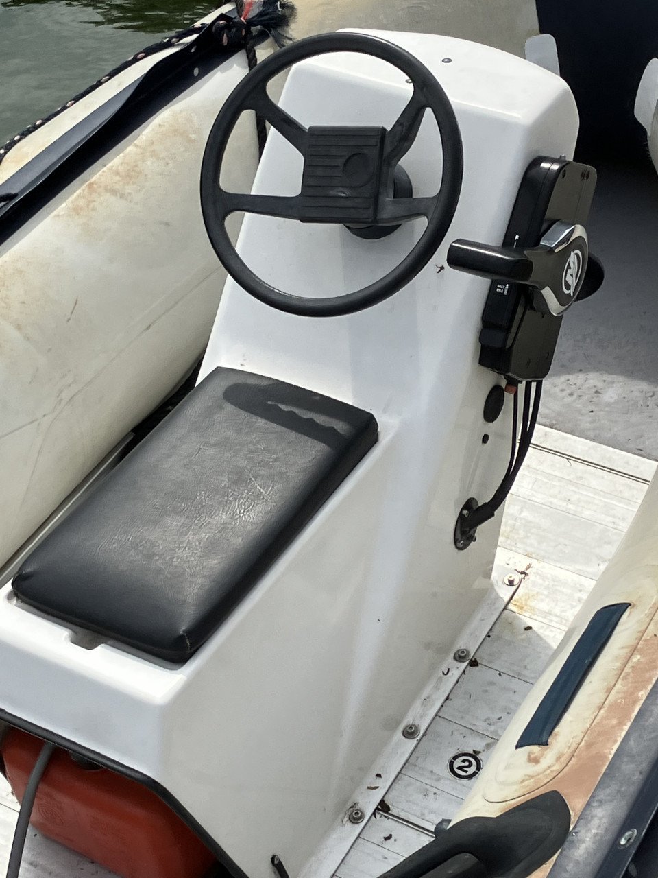 TE KOOP: Rubber/Console Boot met 6 PK Mercury