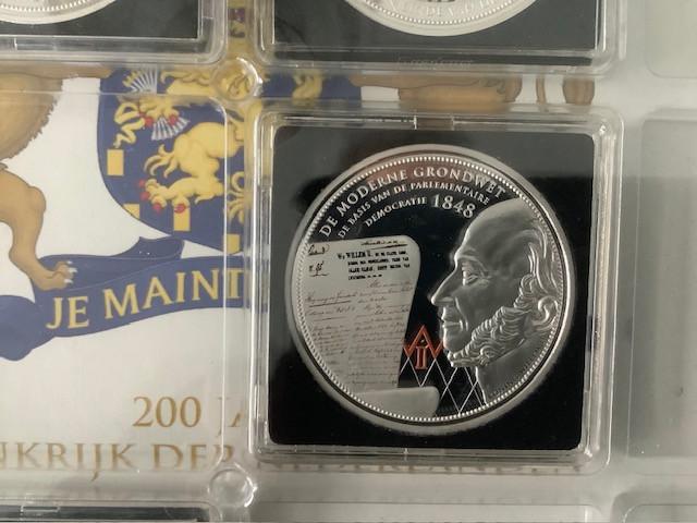 7 penningen uit de collectie “Nederland Herdenkt”.