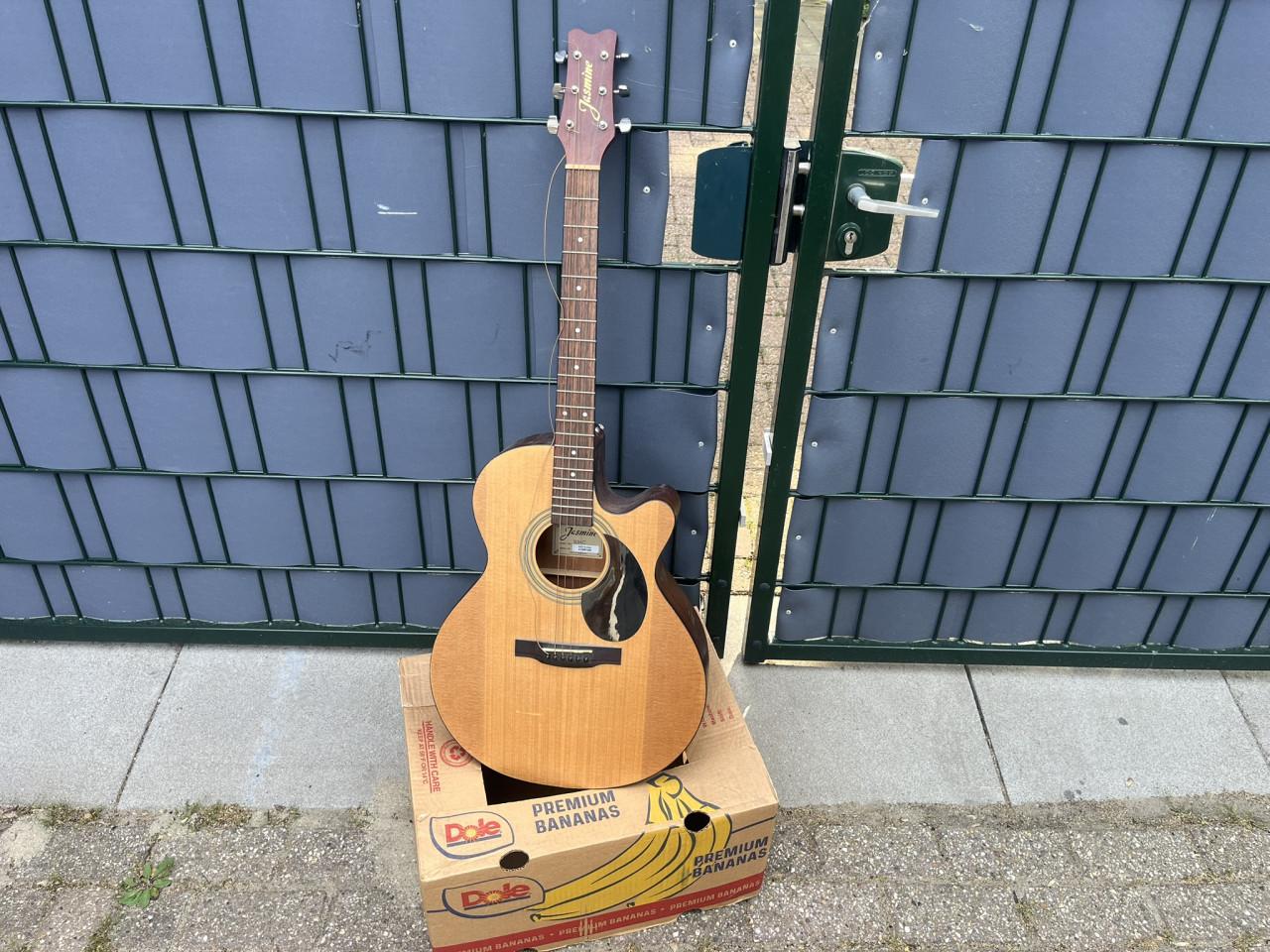 Gitaren Jasmine en Cort NTL 50