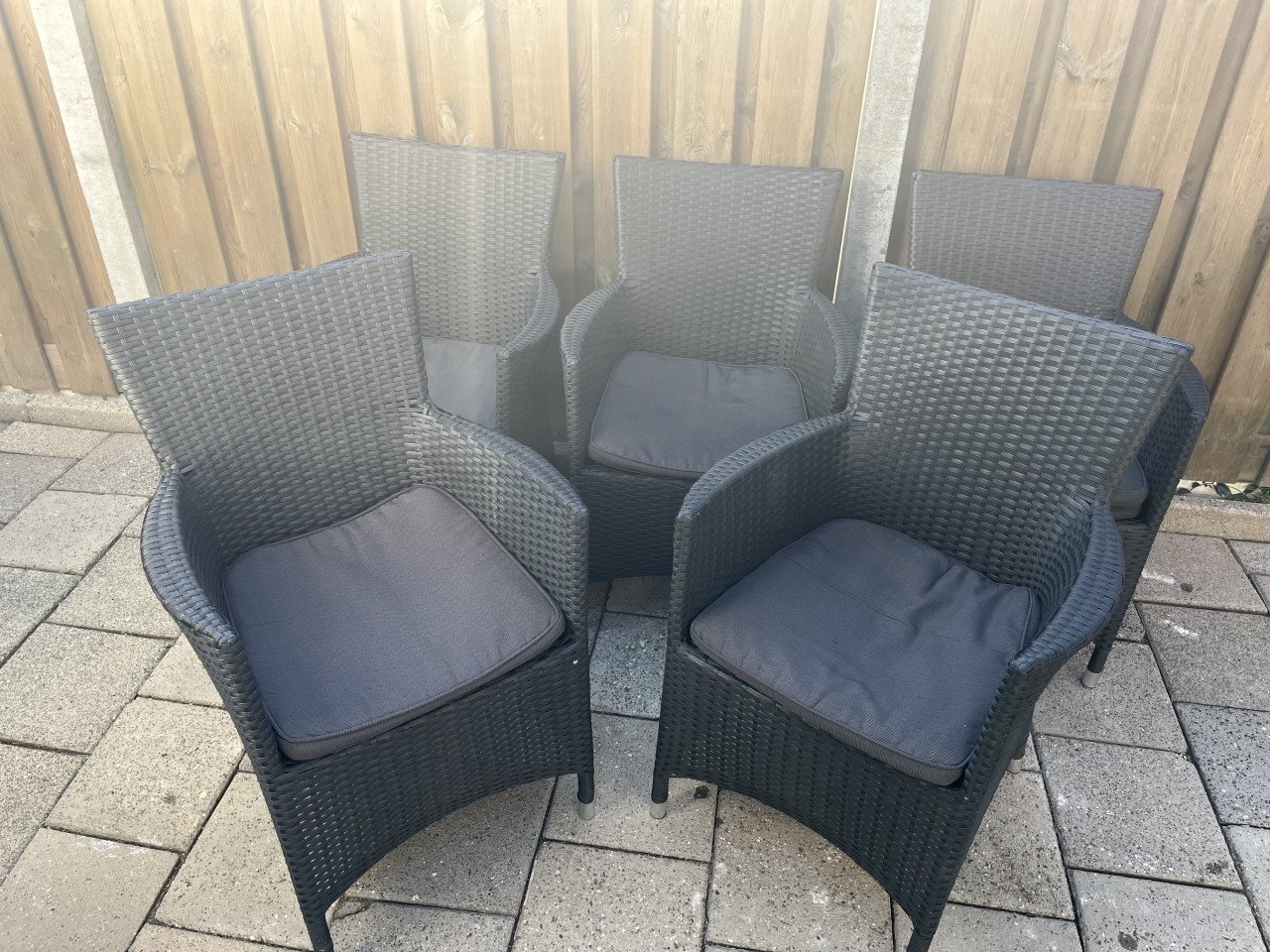 5 Zwarte stoelen