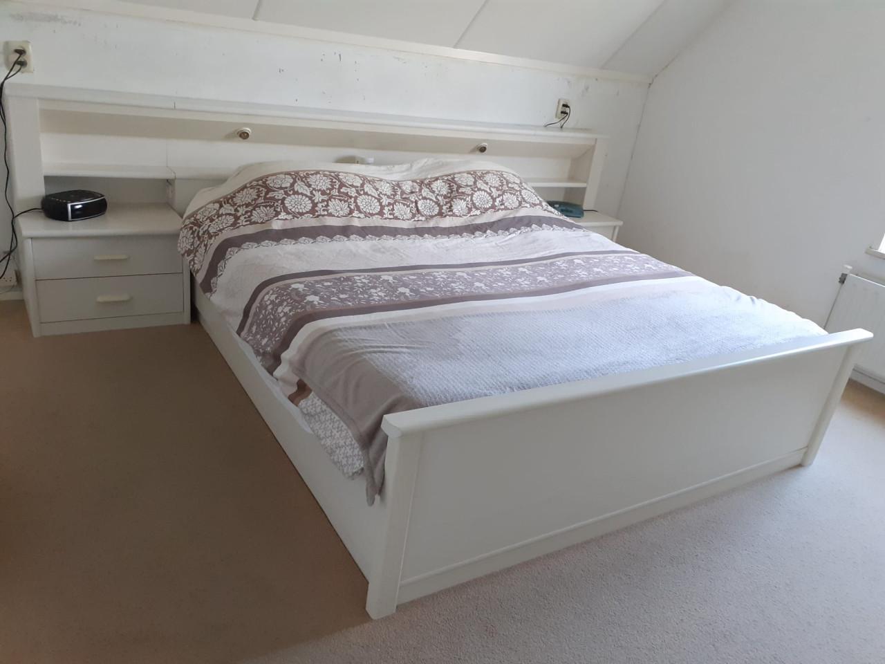 Bed (ledikant, ombouw en lattenbodem)