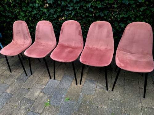 5 oudroze fluwelen stoelen