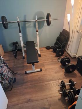 Halterbank met halters en gewichten