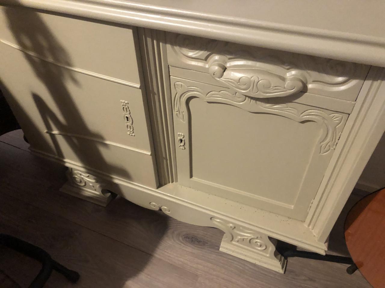 Dressoirkastje  licht groen geverfd