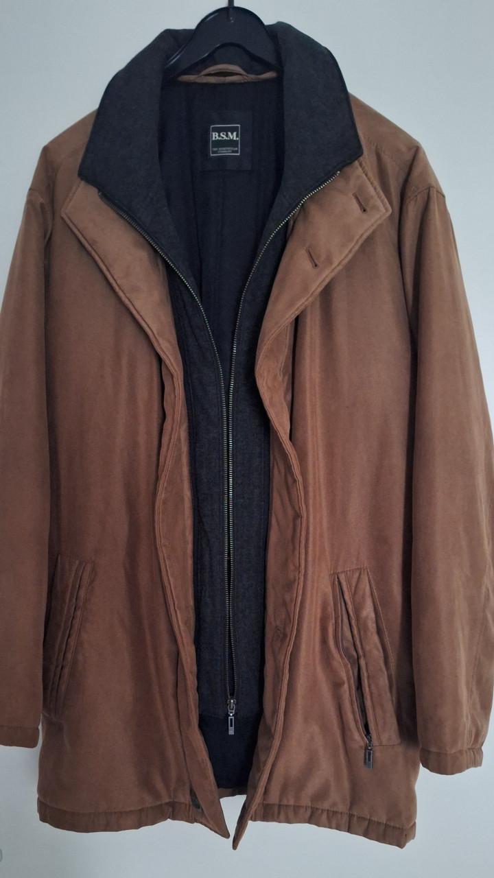 Te koop: een bruine camelkleurige heren winterjas.