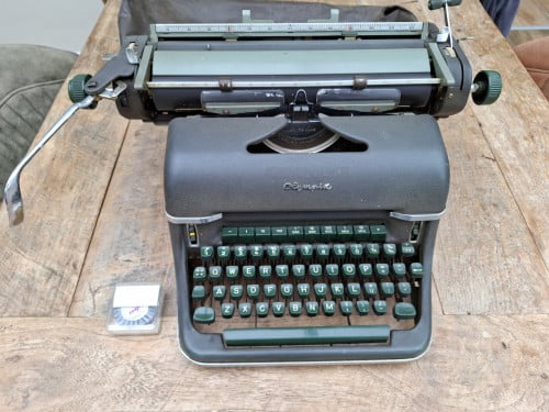 Olympia kantoor schrijfmachine (brede wagen)