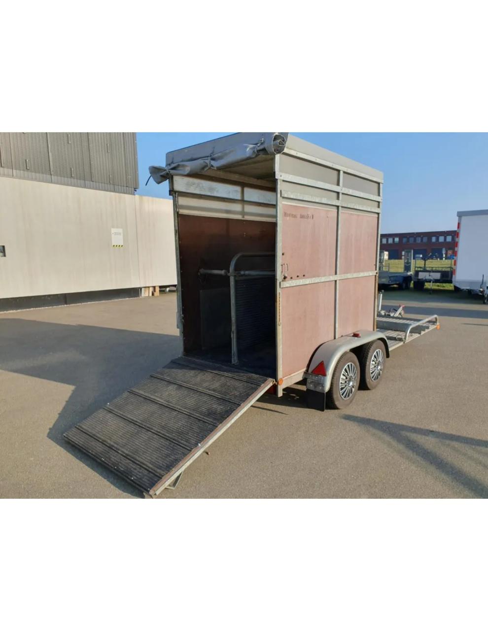 Ponytrailer met koetsframe