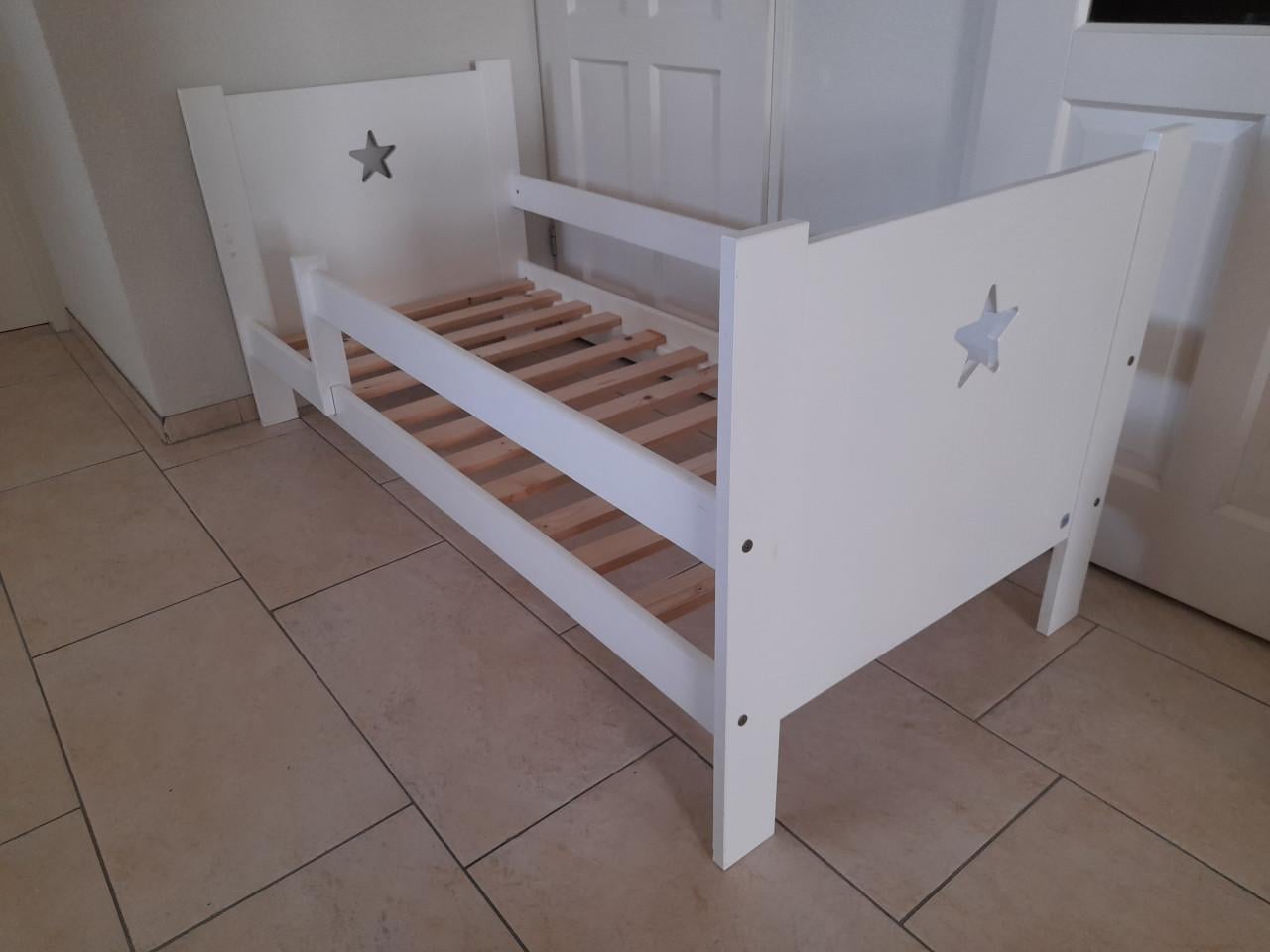 Peuter bed  met lade en met net  matras (in goede nette staat ) 70 x 160