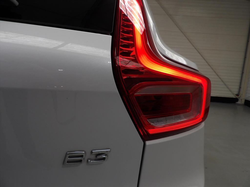 Volvo XC40 b3 163pk mild hybrid aut plus dark
