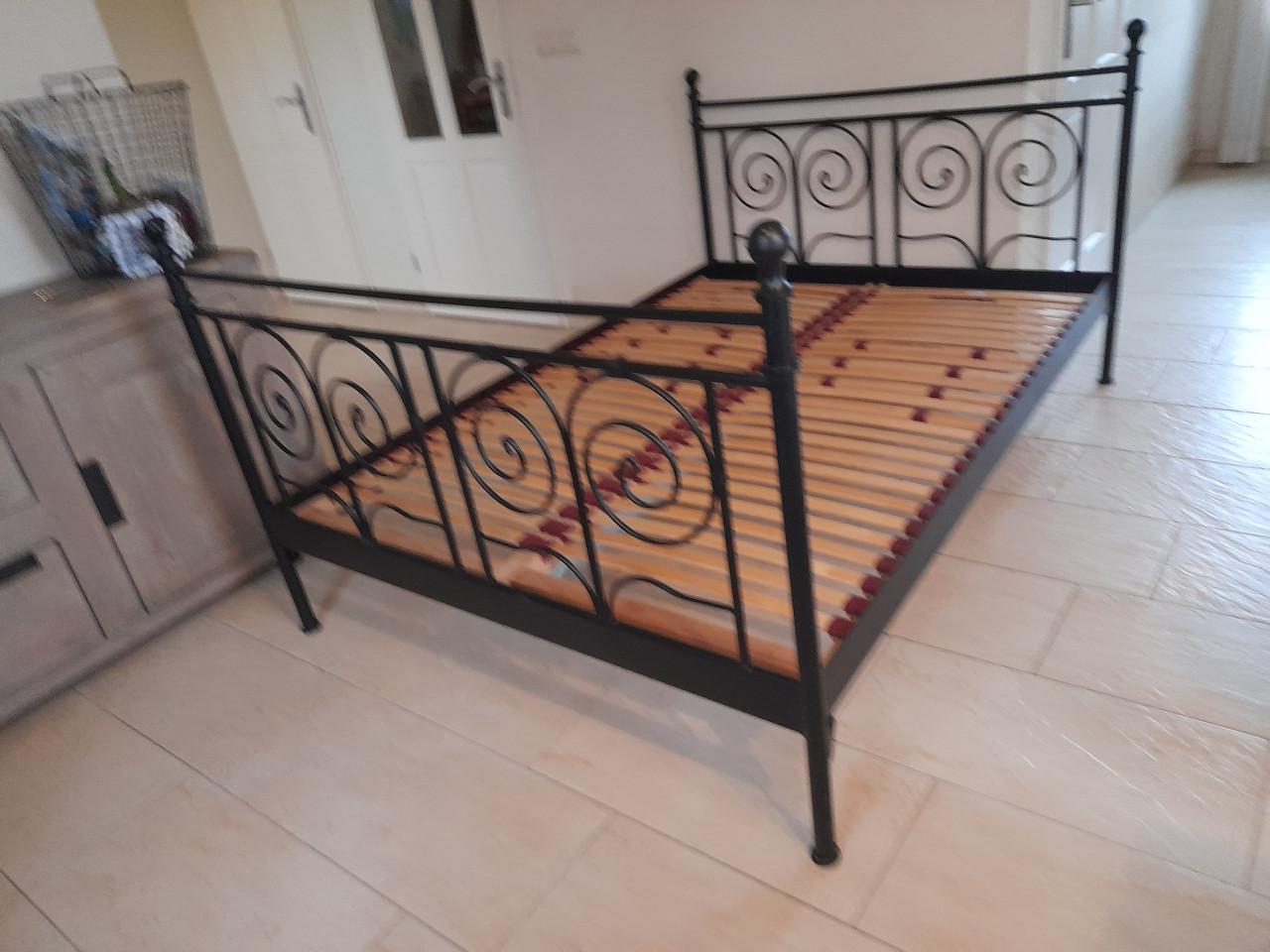 Zwart Metalen bed 140 x 200 (in goede nette staat )